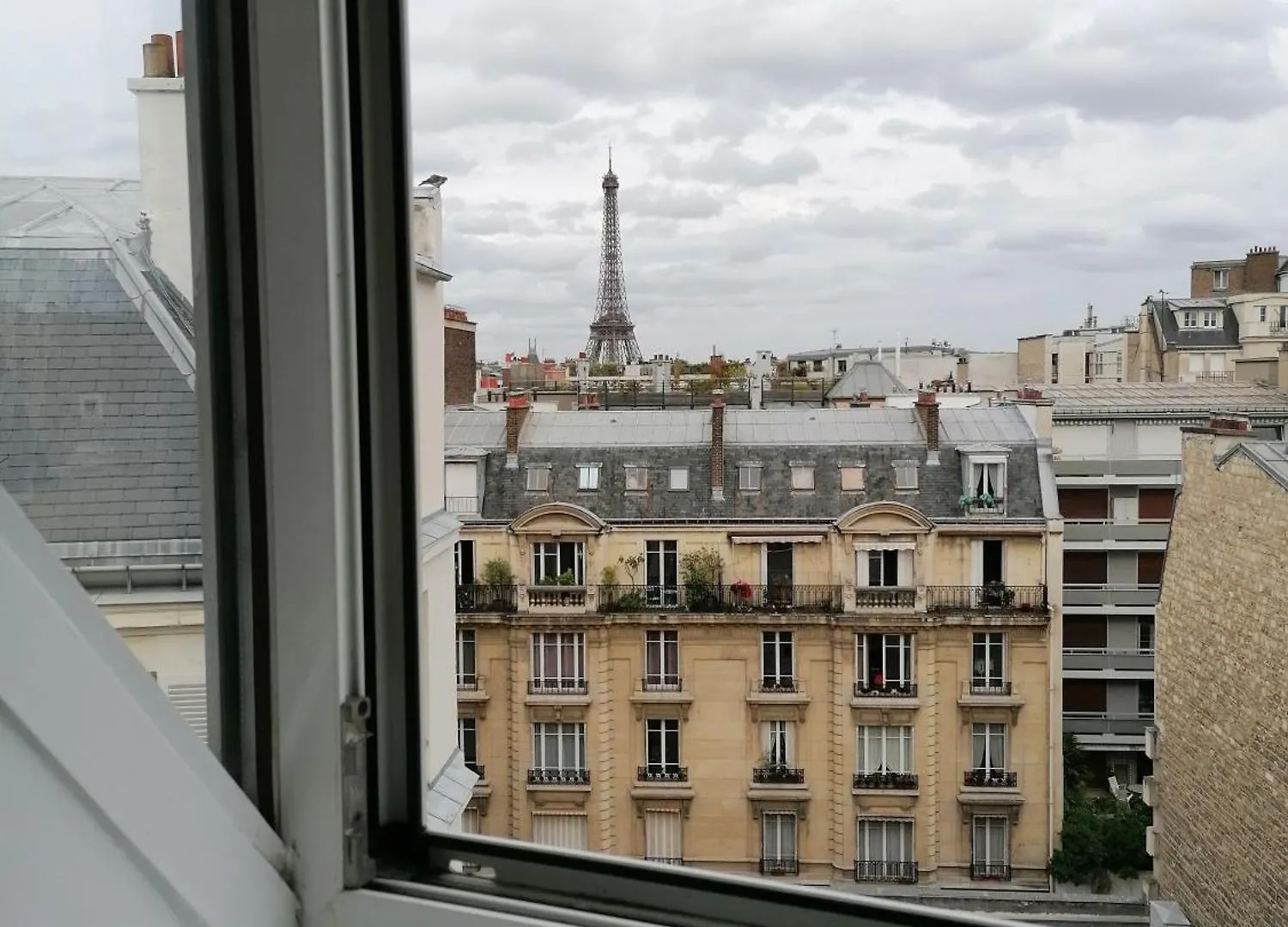 31m Carres 75016 Apartment